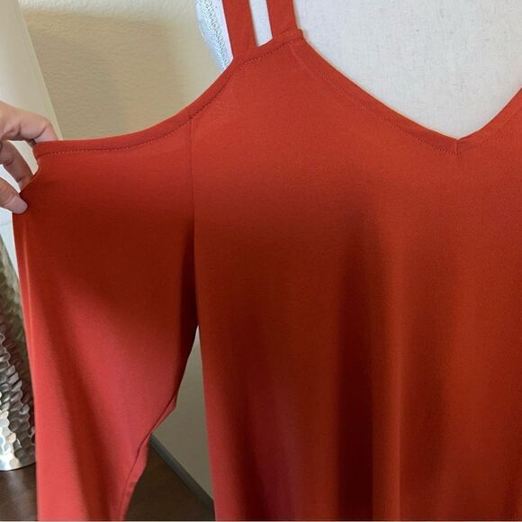 Torrid Knit Crepe V-Neck Cold Cutout Cold Shoulder Burnt Orange Top 2X - Picture 3 of 4